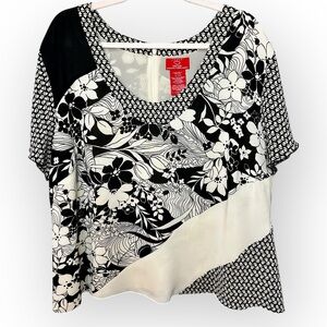 Oscar by Oscar de la Renta- Printed Scoop Neck T-Shirt. Size 24W